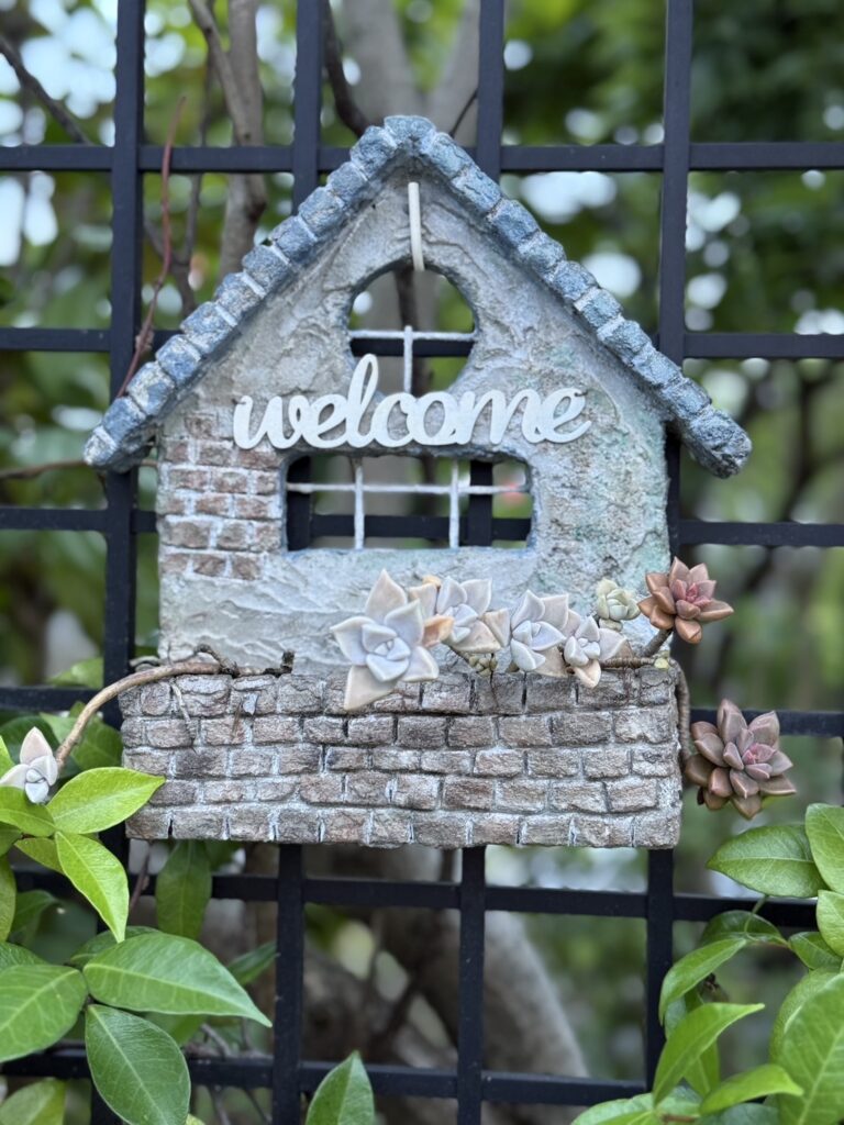 多肉植物をあしらったモルタルアートのウェルカムプレート