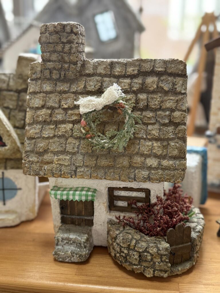 石造りの小さな家のミニチュアにリースが飾られたナチュラルなインテリアオブジェ