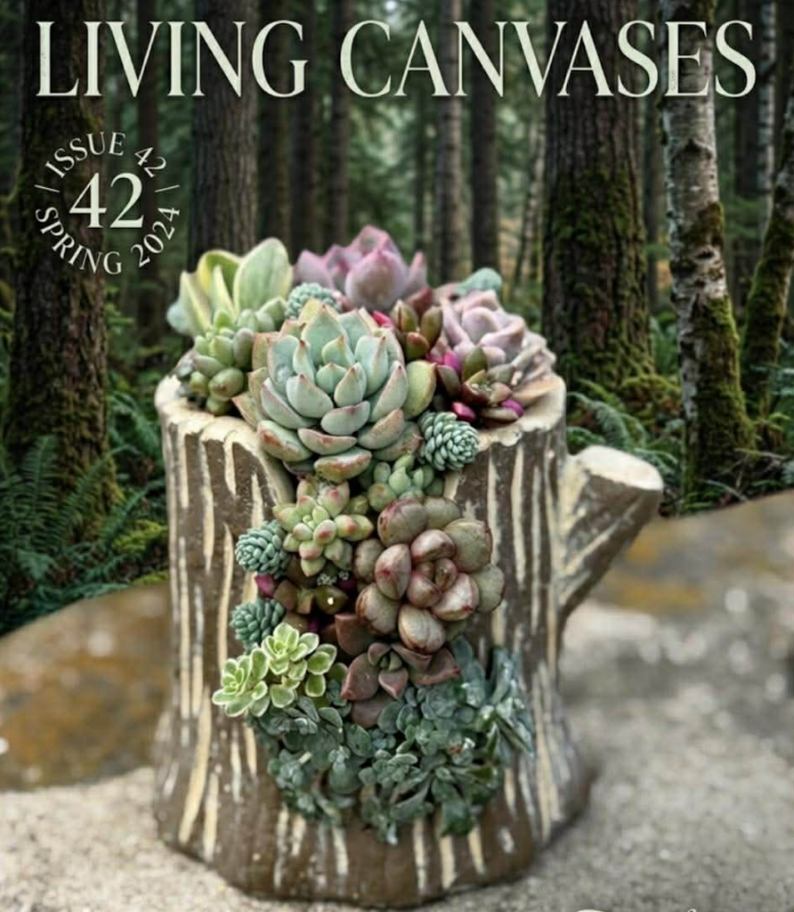 切り株のような鉢に多肉植物が寄せ植えされ、森の中を背景に配置された装飾的なアレンジ