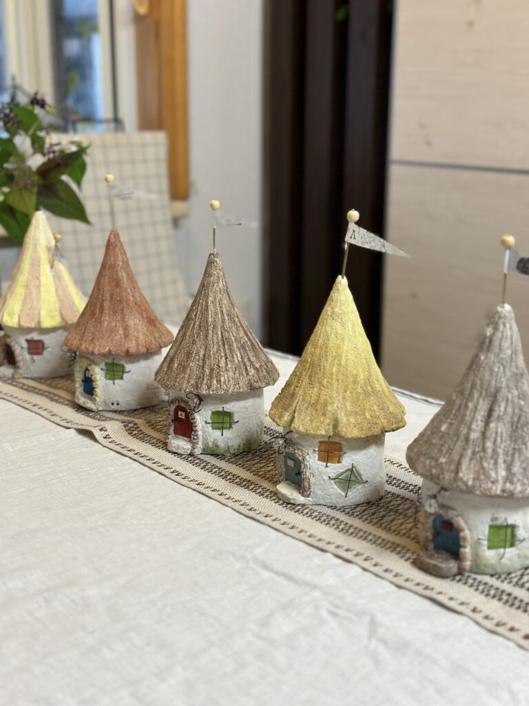 3-テーブルの上に並べられた小さな家型のモルタルアート作品