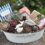 多肉植物の寄せ植えとミニチュアハウスや小物が飾られた可愛いガーデンアレンジメント