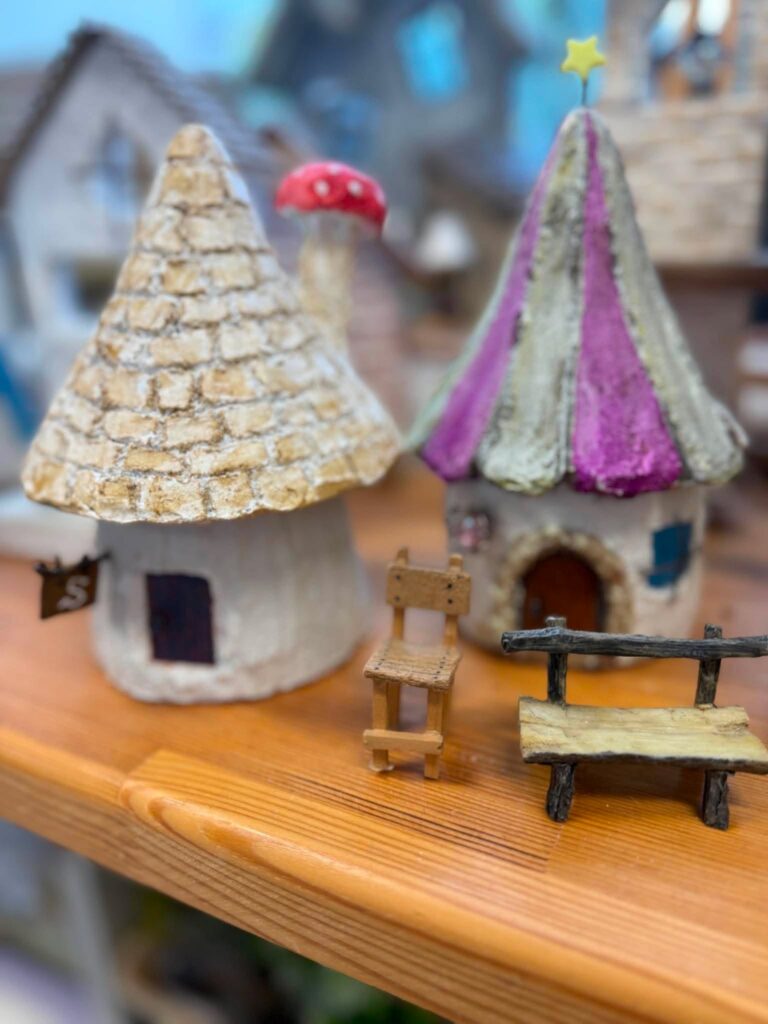 三角屋根や円すい形の屋根を取り入れた小さなモルタルハウス作品