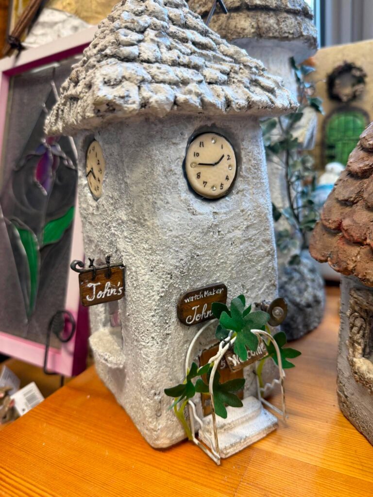時計と看板、植物の装飾を施した白いモルタルハウス作品